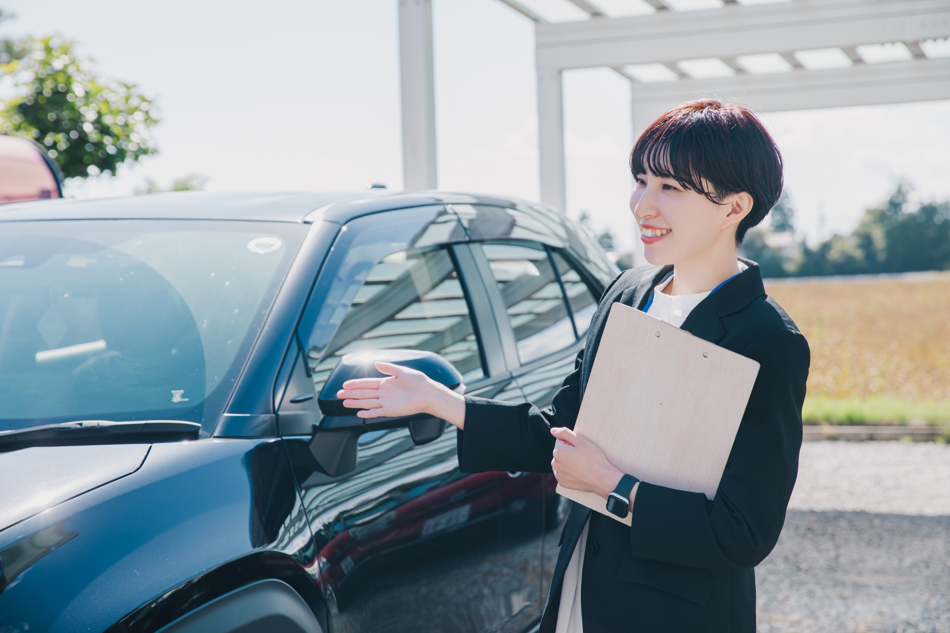 展示車両を案内するスタッフ